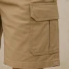 Detalle de bolsillo cargo y cierre de bermuda beige