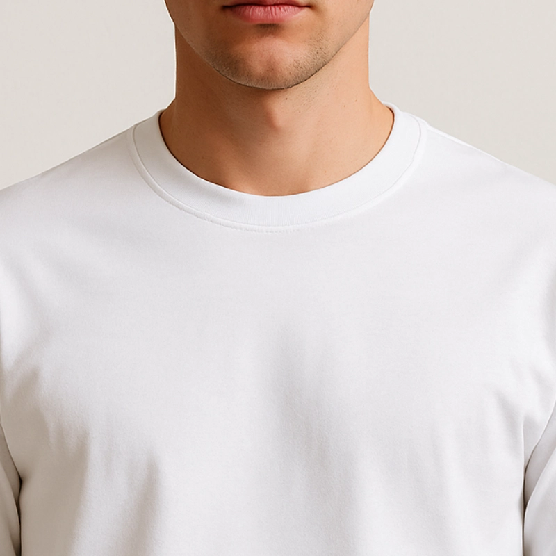 Detalle de cuello redondo y puño elástico de remera mangas largas blanca