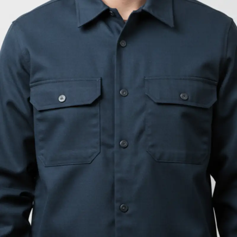 Detalle de costuras y bolsillos de camisa de trabajo Oxytone azul marino