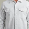 Detalle de costuras y bolsillos de camisa de trabajo Oxytone blanca