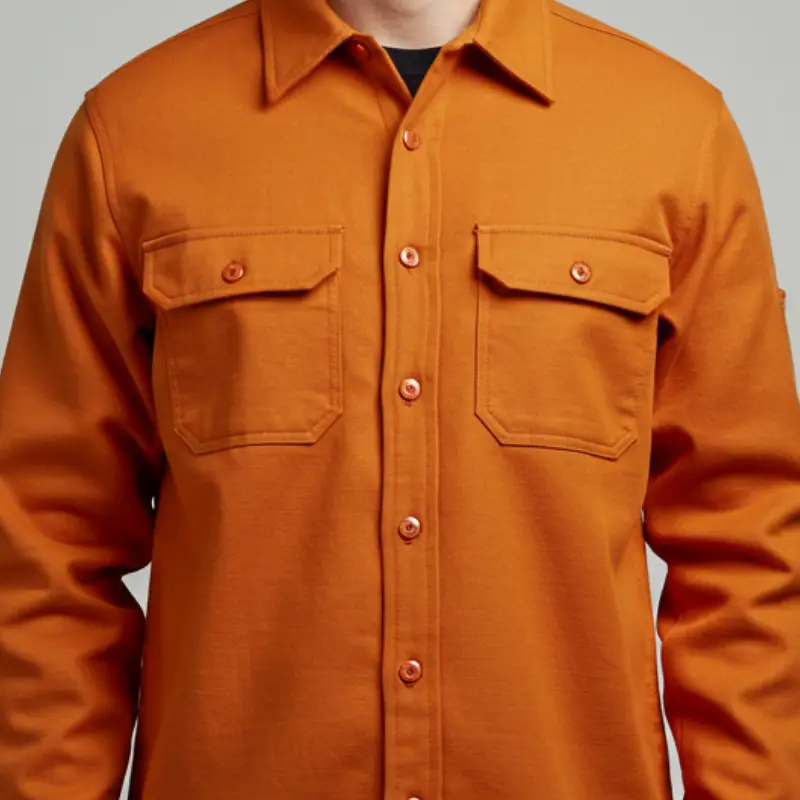 Detalle del cuello de camisa Oxytone naranja para visibilidad