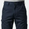 Detalle de cintura, botón y bolsillo cargo lateral de pantalón azul marino