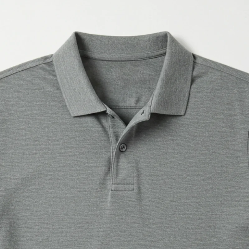 Detalle de cuello y tejido piqué de chomba gris