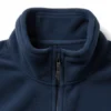 Detalle de cuello alto y tejido polar de chaleco azul marino para aislamiento térmico
