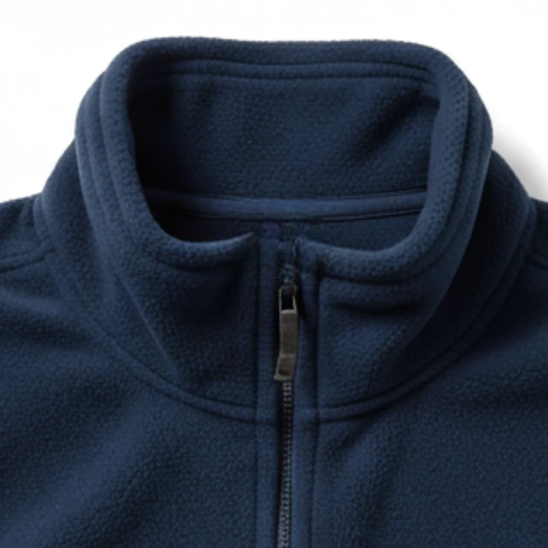 Detalle de cuello alto y tejido polar de chaleco azul marino para aislamiento térmico