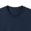 Detalle de cuello redondo y tejido transpirable de remera lisa azul marino